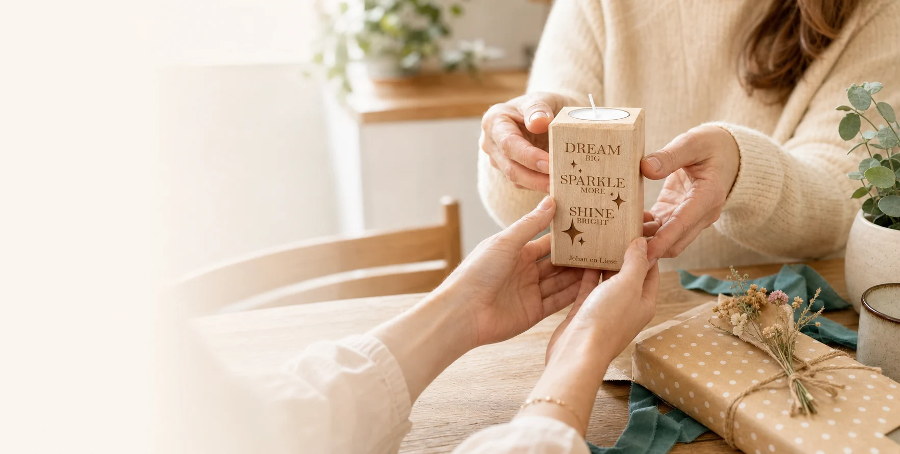 Persoonlijke houten theelichthouder die als cadeau wordt gegeven