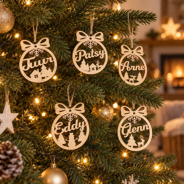 Kerstbal met naam aan een kersttak